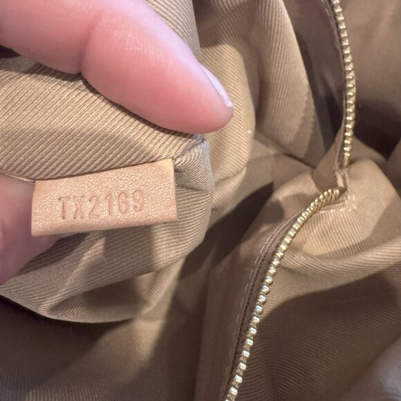 Louis Vuitton Graceful PM hobo in classic Monogram canvas Beige Interior - Picture 13 of 17